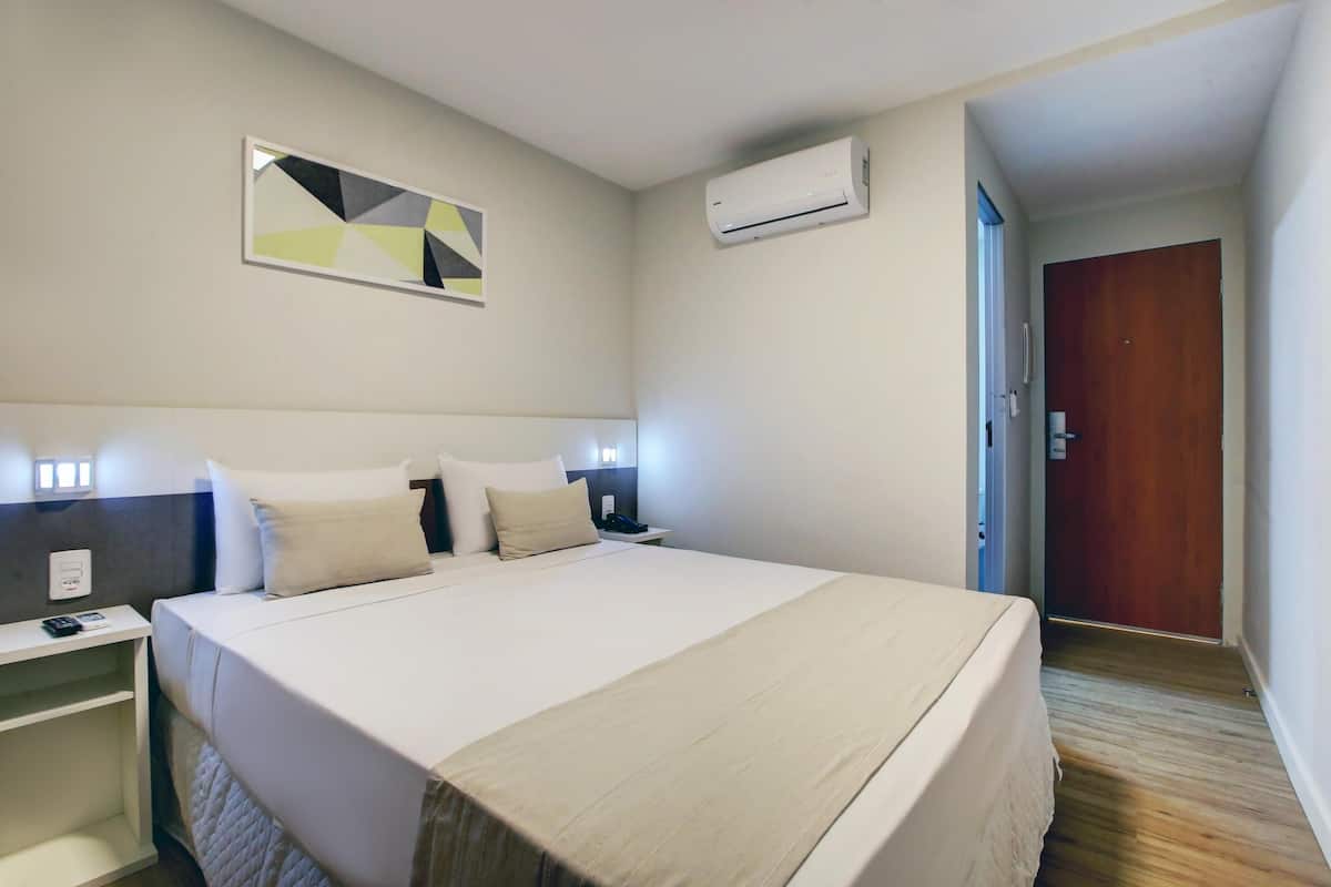 Minibar, escritorio, wifi gratis y ropa de cama