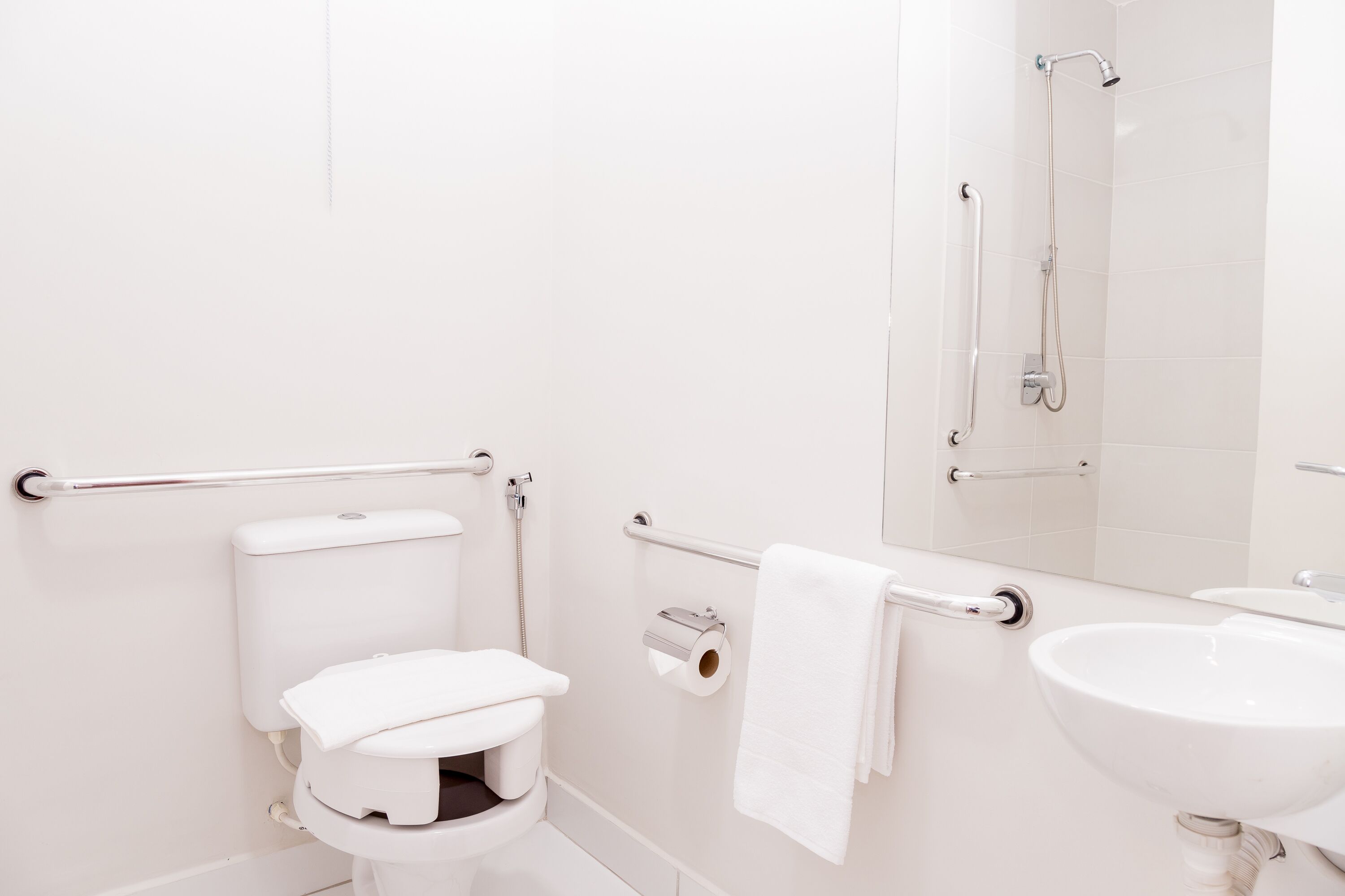 quarto casal standard pne | bathroom | shower, towels, soap, shampoo