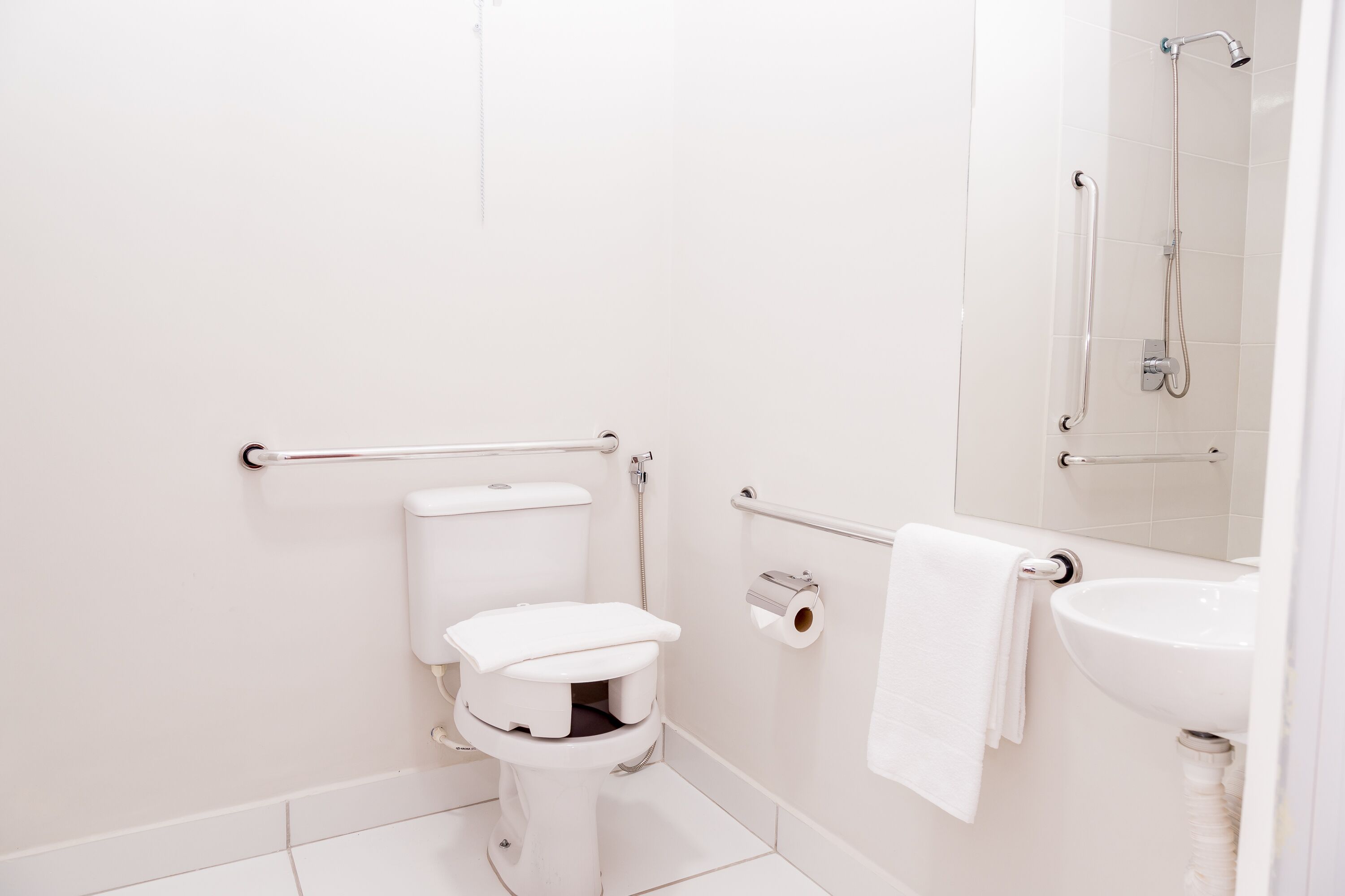 quarto casal standard pne | bathroom | shower, towels, soap, shampoo