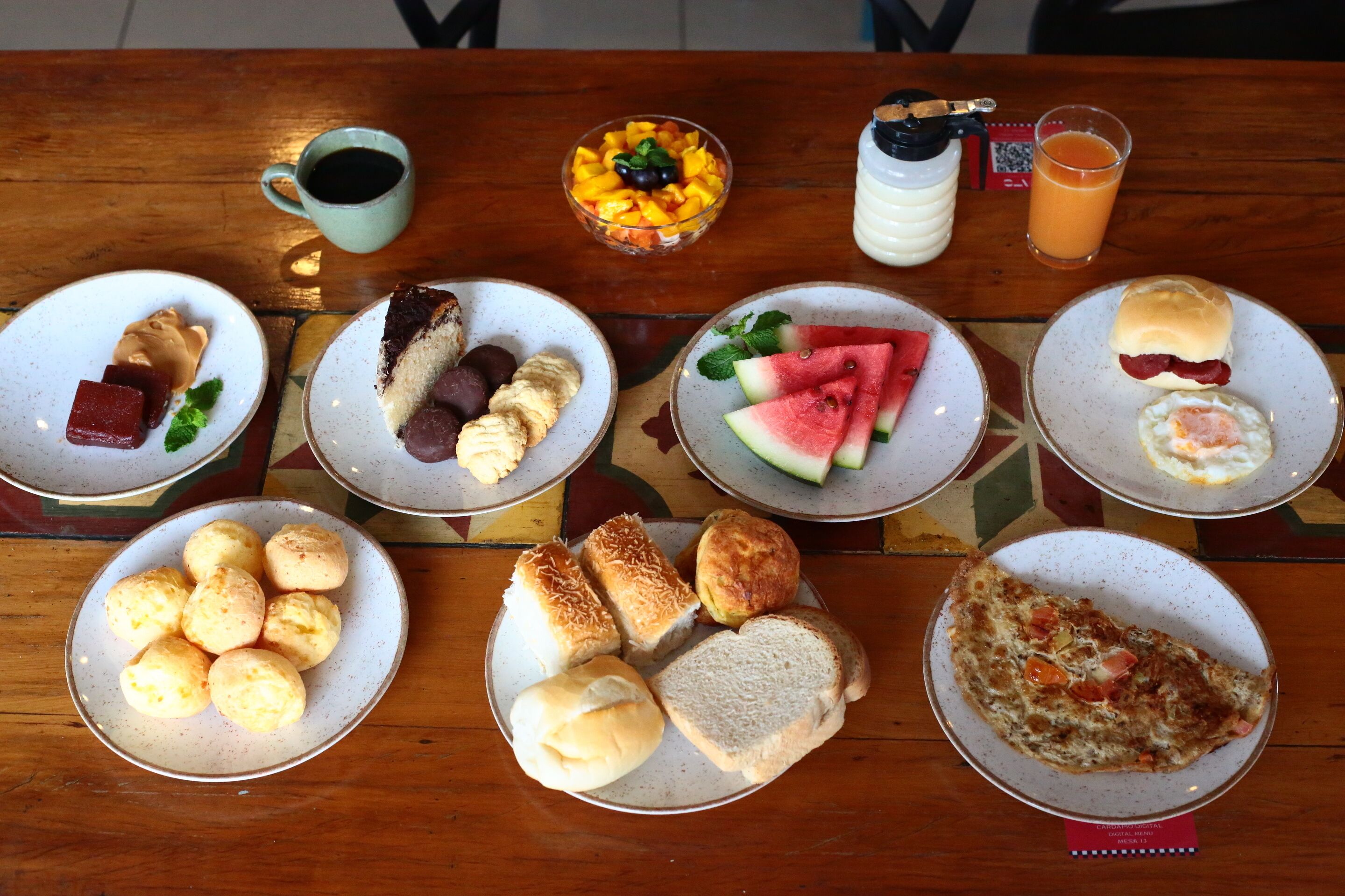 Una mesa con diferentes alimentos y bebidas.
