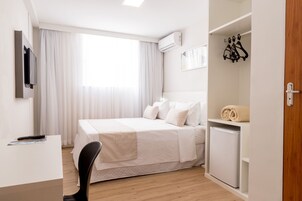 Minibar, skrivbord, gratis wi-fi och sängkläder