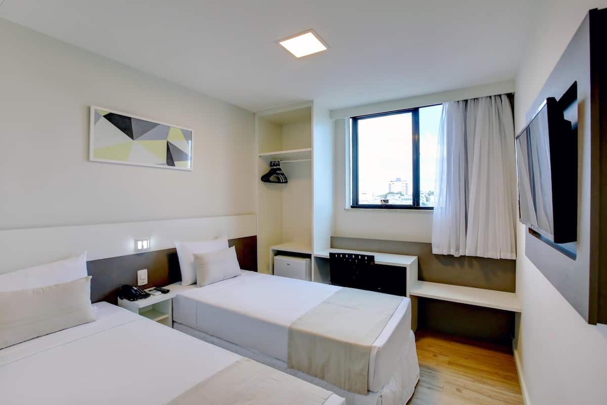 Minibar, escritorio, wifi gratis y ropa de cama