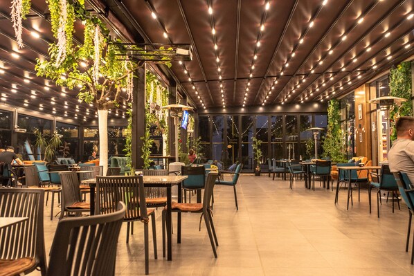 Restaurant - Royal East Resort (Farkë)