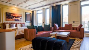 Suite – royal, 1 dobbeltseng, balkong, hageutsikt | Oppholdsområde | Flatskjerm-TV