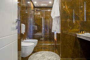 Shower, free toiletries, hair dryer, slippers - Royal East Resort (Farkë)