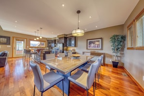 Dining - Residences 3 bedroom Bugaboo plus condo: Unit 19 (Fairmont Hot Springs)