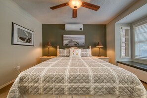 4 bedrooms, desk, Internet, bed sheets