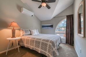 4 bedrooms, desk, Internet, bed sheets