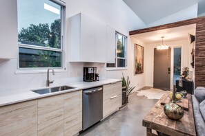 Microwave, dishwasher, coffee/tea maker, cookware/dishes/utensils - NEW MODERN HOME, DESIGNED FOR COMFORT, SWIM SPA, TESLA CHARGER, 20 MIN TO ATX (Lockhart)