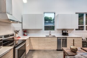 Microwave, dishwasher, coffee/tea maker, cookware/dishes/utensils - NEW MODERN HOME, DESIGNED FOR COMFORT, SWIM SPA, TESLA CHARGER, 20 MIN TO ATX (Lockhart)