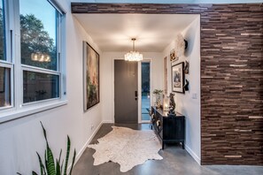 Interior - NEW MODERN HOME, DESIGNED FOR COMFORT, SWIM SPA, TESLA CHARGER, 20 MIN TO ATX (Lockhart)