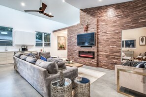 TV, fireplace - NEW MODERN HOME, DESIGNED FOR COMFORT, SWIM SPA, TESLA CHARGER, 20 MIN TO ATX (Lockhart)