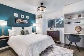 3 bedrooms, iron/ironing board, WiFi, bed sheets - NEW MODERN HOME, DESIGNED FOR COMFORT, SWIM SPA, TESLA CHARGER, 20 MIN TO ATX (Lockhart)