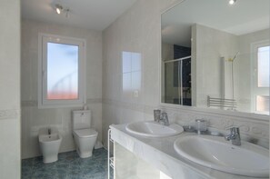 Badekar, hårføner, bidé og håndklær