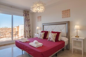 5 soverom, skrivebord, strykejern/-brett og reiseseng for barn