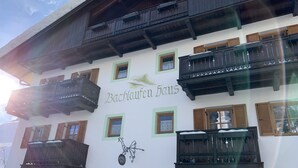 Ein Gebäude mit mehreren Balkonen und einem Schild, auf dem 
