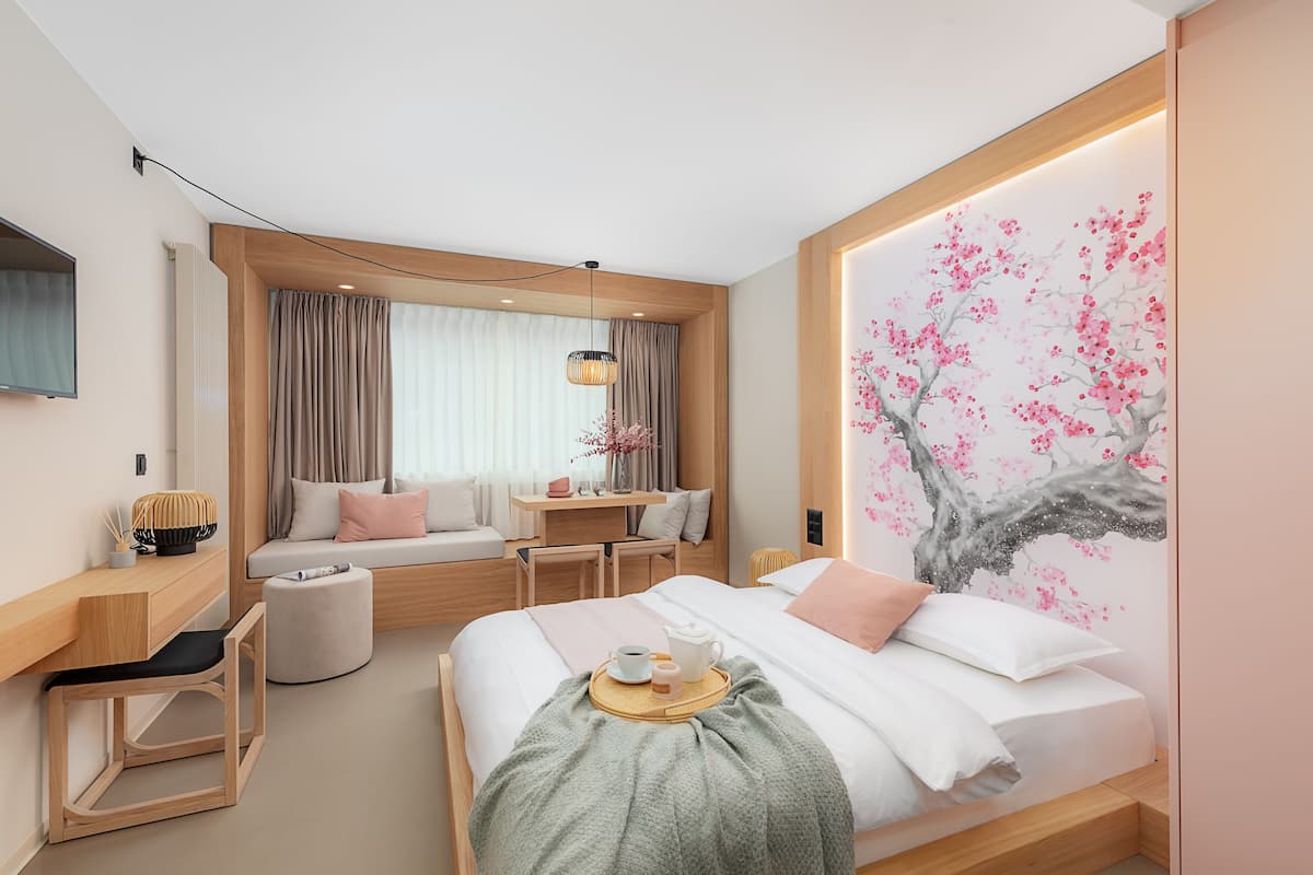 Junior Studio | Living area | 32-inch flat-screen TV with cable channels, TV