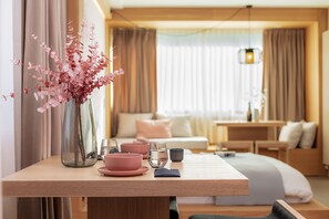 Superior-Apartment | Wohnbereich | 32-Zoll-Flachbildfernseher mit Kabelempfang, Fernseher