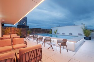 시즌별로 운영되는 야외 수영장