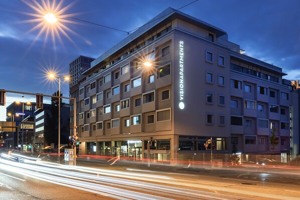Front of property - evening/night - VISIONAPARTMENTS Basel Nauenstrasse (Basel)