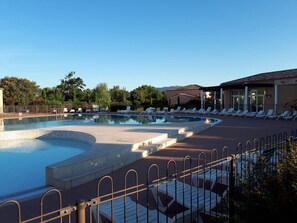 Outdoor pool, a heated pool - Residence Les Demeures du Ventoux (Aubignan)