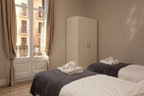 3 chambres, fer et planche à repasser, Wi-Fi, draps fournis