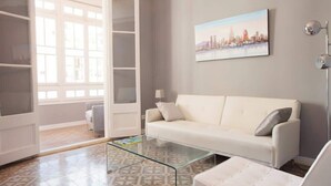 TV, offices - Nice 6 Px Spacious Home in Eixample (Barcelona)
