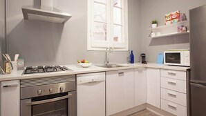 Coffee/tea maker, fridge, microwave, oven - Nice 6 Px Spacious Home in Eixample (Barcelona)