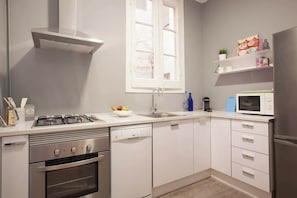 Coffee/tea maker, fridge, microwave, oven