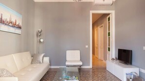 TV, offices - Nice 6 Px Spacious Home in Eixample (Barcelona)