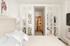2 bedrooms, desk, free WiFi - Steps from Metropolitan Museum with beautiful garden (New York)