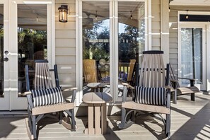 Terrace/patio - Newly renovated home with great golf course views, minutes from the beach! (Hilton Head Island)