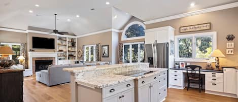 冰箱、微波炉、烤箱、炉灶