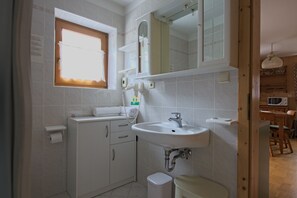 Sèche-cheveux, serviettes fournies