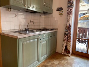 Réfrigérateur, micro-ondes, plaque de cuisson, cafetière/bouilloire