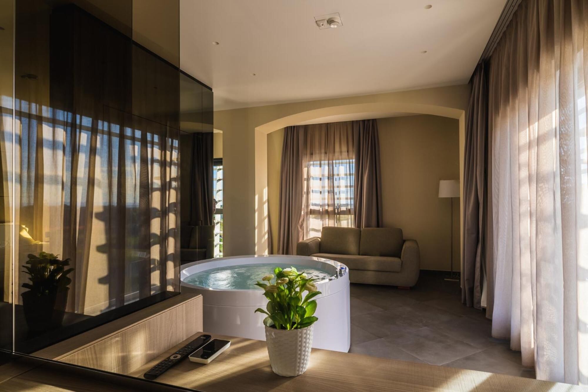 开间套房 | 迷你吧、客房内保险箱、办公桌、遮光窗帘