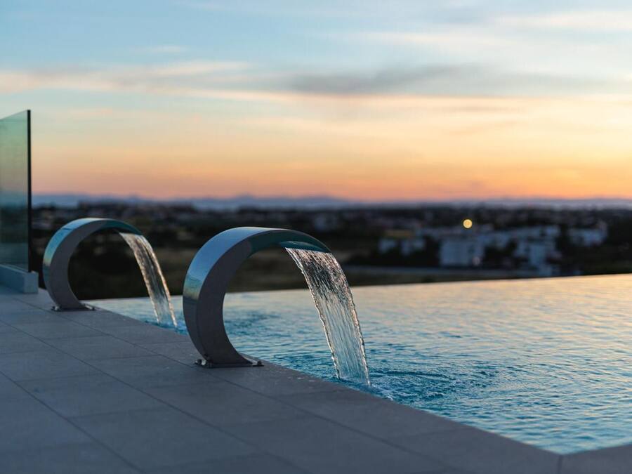 Piscina externa sazonal, funciona das 9h às 19h, espreguiçadeiras