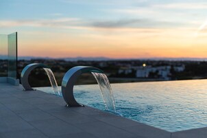 Una piscina al aire libre de temporada, sillones reclinables de piscina