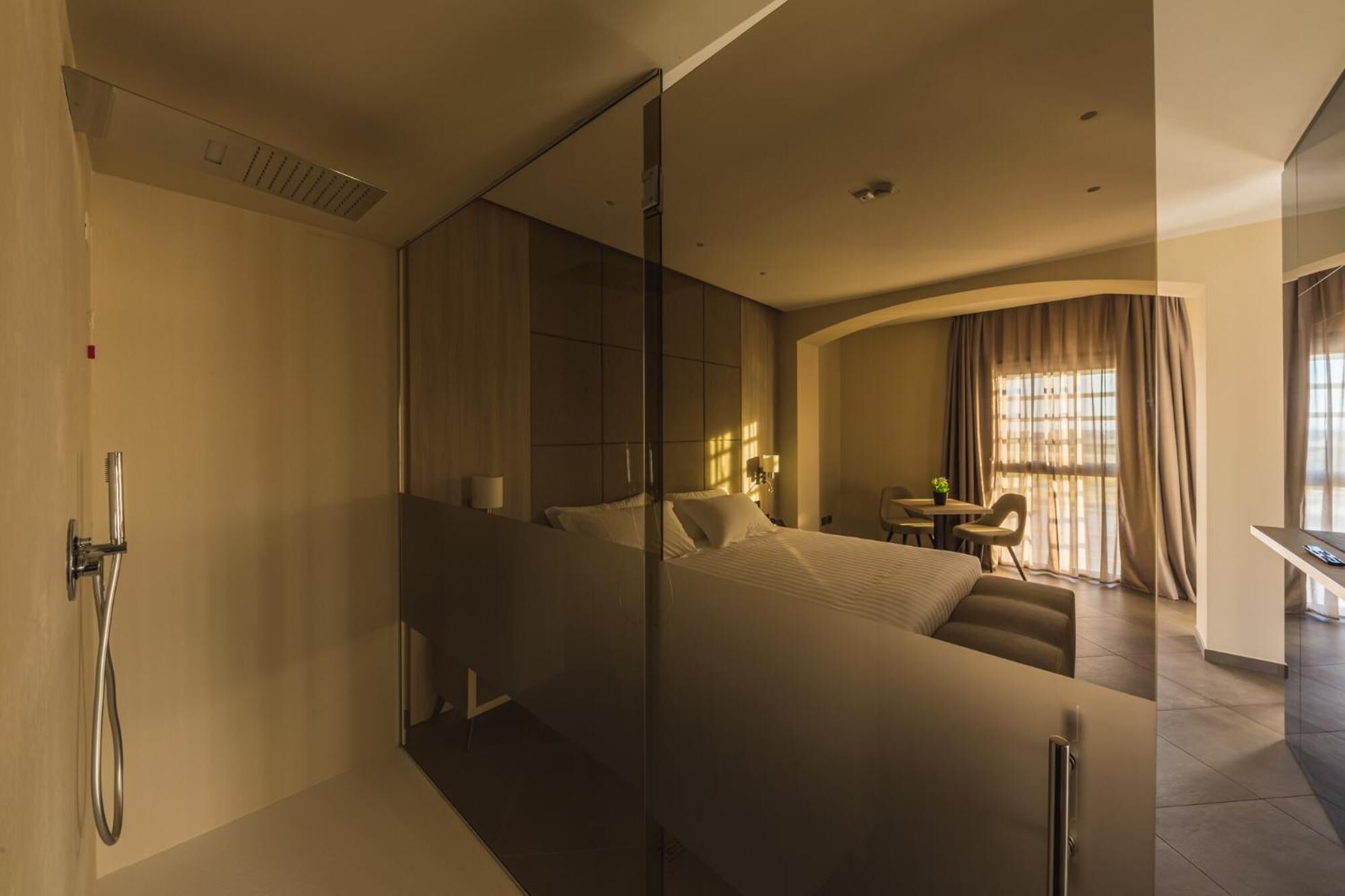 studio suite | minibar, in-room safe, desk, blackout curtains