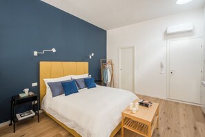 1 chambre, bureau, fer et planche à repasser, lit parapluie