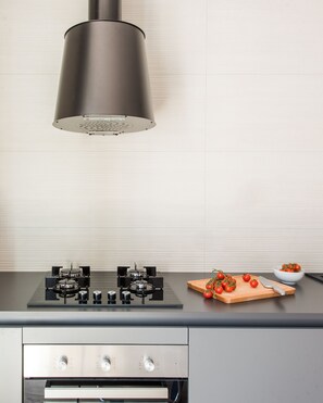 Réfrigérateur, four, plaque de cuisson, cafetière/bouilloire