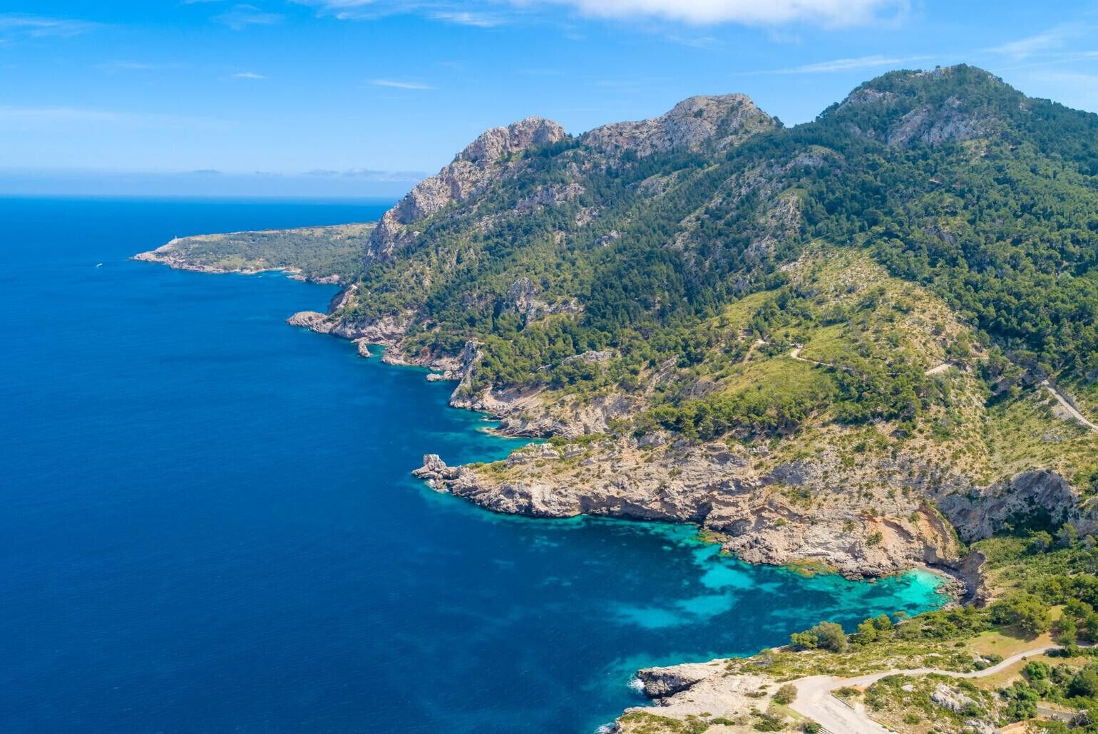 Un paysage côtier caractérisé par un relief accidenté et des eaux d’un bleu limpide.