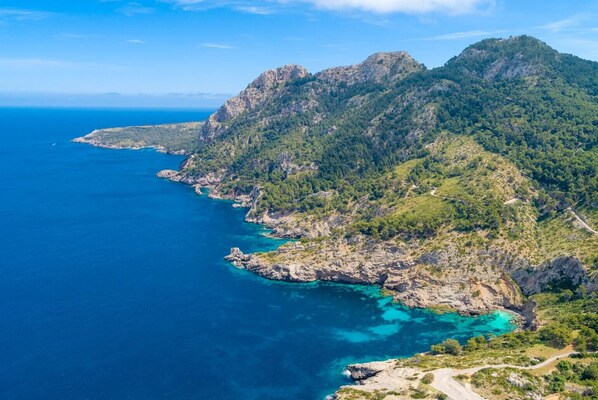 A coastal landscape with rugged terrain and clear blue waters. - Ideal for couples, close to the beach apartment Voltor 1A (Puerto Pollensa)