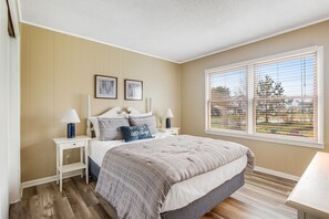 2 bedrooms, iron/ironing board, Internet, bed sheets