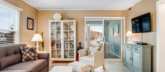 Bethany Meadows Condo w/Free WiFi, Shared Pool & Tennis Court, W/D, AC, Patio