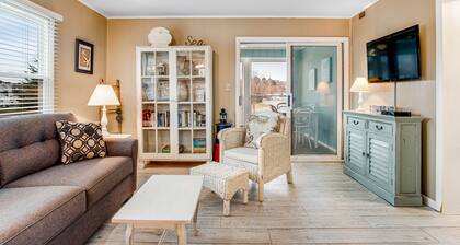 Bethany Meadows Condo w/Free WiFi, Shared Pool & Tennis Court, W/D, AC, Patio