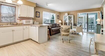 Bethany Meadows Condo w/Free WiFi, Shared Pool & Tennis Court, W/D, AC, Patio