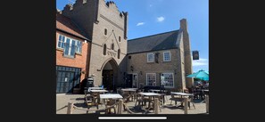 Outdoor dining - Sandy Feet 1st floor apartment with open plan living on The Bay, Filey (Primrose Valley)