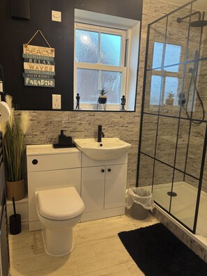 Hair dryer, towels - Sandy Feet 1st floor apartment with open plan living on The Bay, Filey (Primrose Valley)
