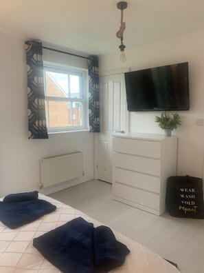 1 bedroom, iron/ironing board, travel cot, free WiFi - Sandy Feet 1st floor apartment with open plan living on The Bay, Filey (Primrose Valley)